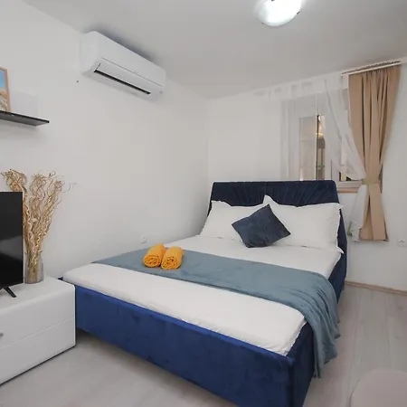 Near Split, 100 M From The Beach - Available For Min 5 Days Bookings * Kastela