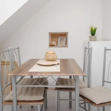 Near Split, 100 M From The Beach - Available For Min 5 Days Bookings Kastela