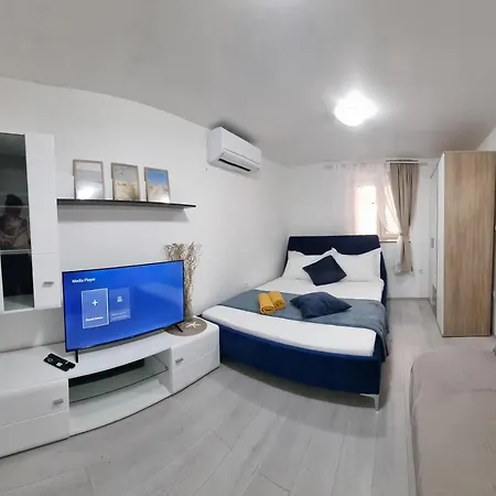 Near Split, 100 M From The Beach - Available For Min 5 Days Bookings * Kastela